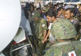 Japanese troops help Iraqi people in water supply