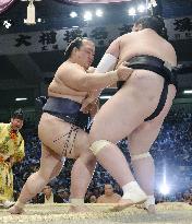 Kisenosato defeats fellow ozeki Terunofuji