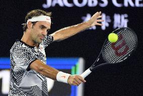 Tennis: Federer advances to 2nd round in Melbourne