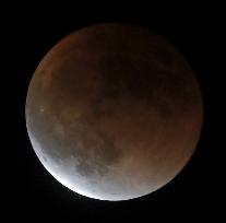 Total lunar eclipse observed in Japan
