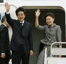 Abe leaves for Sydney to attend APEC