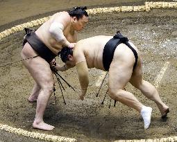 Sumo: July tourney begins, allows up to 2,500 fans a day