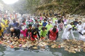 "Karuta" card game event at Japan hot spring