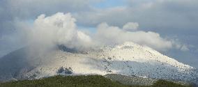 Mt. Sakurajima gets season's 1st snowcap