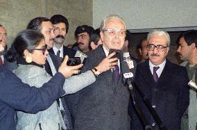 Former U.N. chief Perez de Cuellar dies at 100