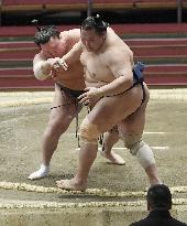 Sumo: Spring tournament without fans