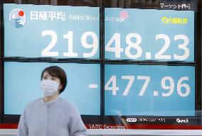 Tokyo stocks fall on spread of coronavirus
