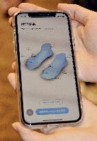 Zozo's shoe size-measuring app