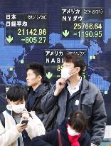 Tokyo stocks plunge on new coronavirus