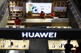 Huawei becomes No. 1 smartphone player