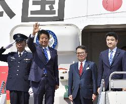 Abe leaves for Russia to hold talks with Putin