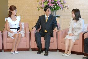 Goodwill envoys for Japan-China exchanges visit Abe