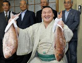 Grand champion Hakuho clinches 14th title in summer sumo meet