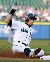 Ichiro achieves 400th MLB career stolen base