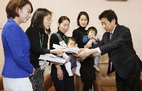 Gov't handed 28,000 signatures after anonymous blog inspires mothers