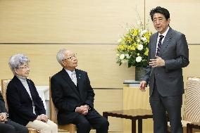 Japan PM Abe, kin of people abducted by N. Kore