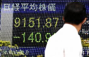 Tokyo stocks slide on strong yen