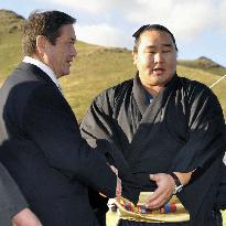 Asashoryu meets with Mongolian president