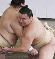 Sumo: Grand champions Kakuryu, Kisenosato to compete at New Year meet