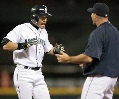 Ichiro hits game-winning single