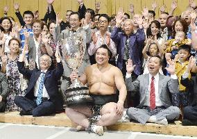 Harumafuji takes 8th title at Nagoya sumo