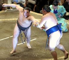 Asashoryu stays perfect on 7th day of summer sumo