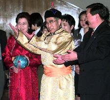 Japanese Premier Obuchi goes Mongolian