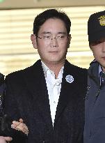 Special prosecutors summon Samsung boss for further investigation