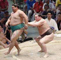 Sumo: Hakuho stays unbeaten to share lead in Nagoya sumo