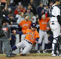 Astros' Altuve scores
