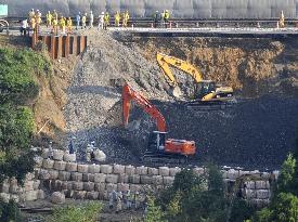 Restoration of quake-hit Tomei Expressway continues