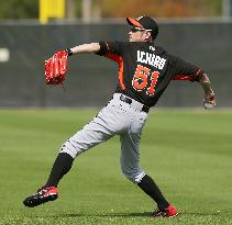 Ichiro plays catch in Marlins camp