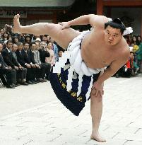 Hakuho performs ring ritual ahead of Fukuoka sumo tourney