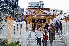 Worshippers frequent re-created Tokyo shrine