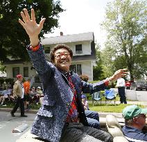 Boxing's hall of famer Gushiken in parade in U.S.