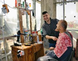 Hairdresser opens shop in shelter for Iraqi refugees