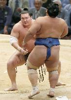 Hakuho remains unbeaten on day 12 of Kyushu sumo tournament