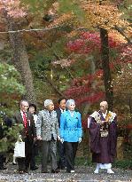 Emperor, empress enjoy leaf-viewing at Heirinji Temple