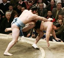 Kotooshu beats Kyokutenho at New Year sumo