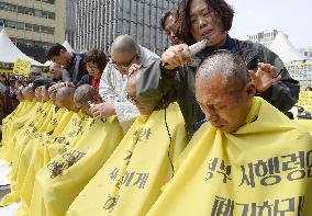 Family members of Sewol ferry victims protest against gov't.