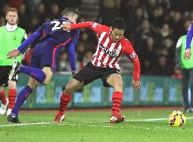 Yoshida, Van Persie tussle for ball in English league