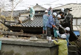 M6.9 quake in Noto -- Workers repair damaged temple in Wajima