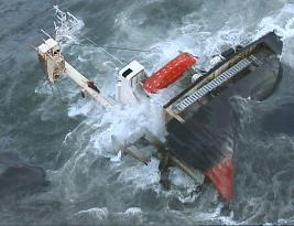 (2) S. Korean ship crashes into breakwater, 6 dead
