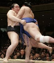 Asashoryu still in command at New Year sumo