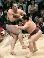 Kotooshu loses to Futeno at Kyushu sumo tourney