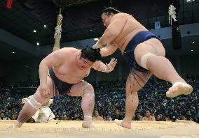 Chiyotaikai stays in lead despite fall at Kyushu sumo