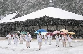 Year's 1st snow falls on Mt. Koya in Wakayama Pref.