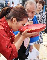 Woman chugs sake in drinking contest in Kochi Pref.