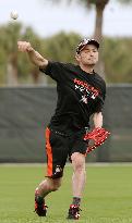 Ichiro works out during Marlines spring training