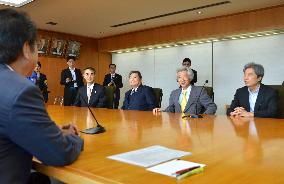 2 ex-PMs visit Hakodate
